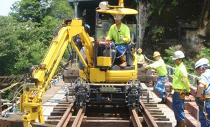 橋まくらぎ交換機による橋まくらぎ交換工事